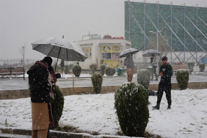 Varias personas durante una nevada en la capital de Afganistán, Kabul (archivo)