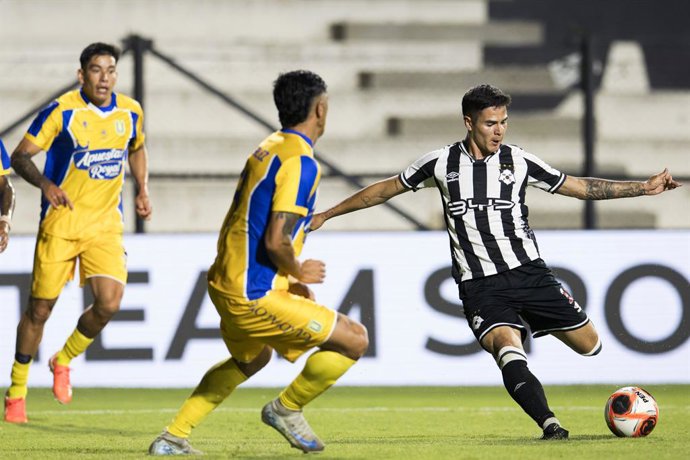 Futbol, Montevideo Wanderers vs Universidad de Concepcion Partido amistoso, Serie Rio de la Plata El jugador de Montevideo Wanderers, derecha, disputa el balon contra el jugador de Universidad de Concepcion durante un partido amistoso disputado en el