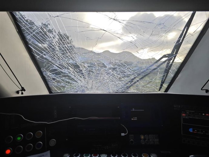 Luna rota del tren que circulaba por Cabeza del Buey tras la caída de postes sobre las vías