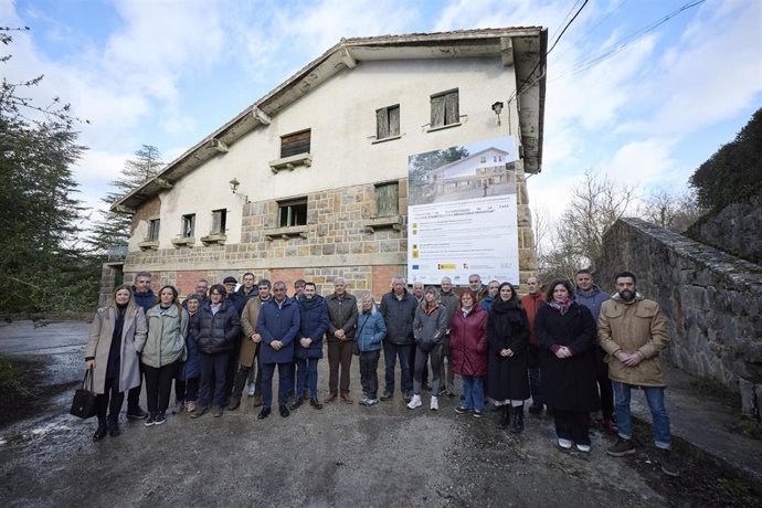 El consejero Chivite, con el resto de participantes en el anuncio de la rehabilitación de Casa Ascunce, en Navascués