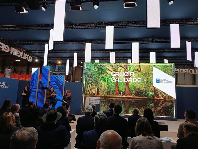 El cineasta Oliver Laxe y la divulgadora Carolina Iglesias en la nueva presentación de la campaña turística de Galicia.