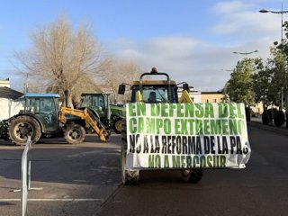 Tractores protestan por las carreteras extremeñas en rechazo a Mercosur y los recortes de la PAC