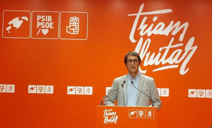 El portavoz del PSIB en el Parlament, Iago Negueruela, en rueda de prensa.