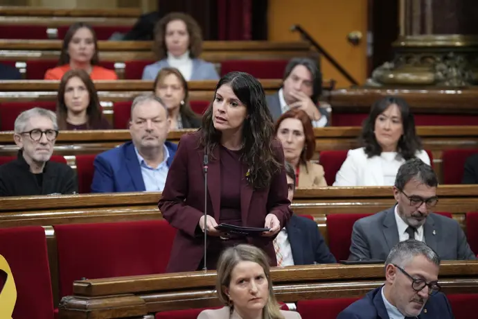 La diputada de Junts, Mónica Sales en una sesión de control al Govern