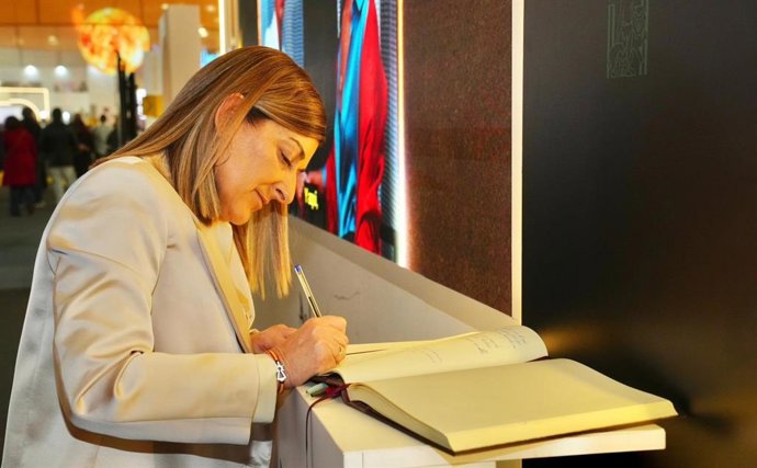 Buruaga firma en el libro de condolencias por el accidente ferroviario de Adamuz.