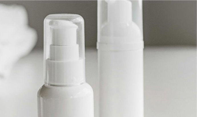 Ni abrirlo ni romperlo: el truco con el móvil para saber cuánta crema queda en los envases opacos