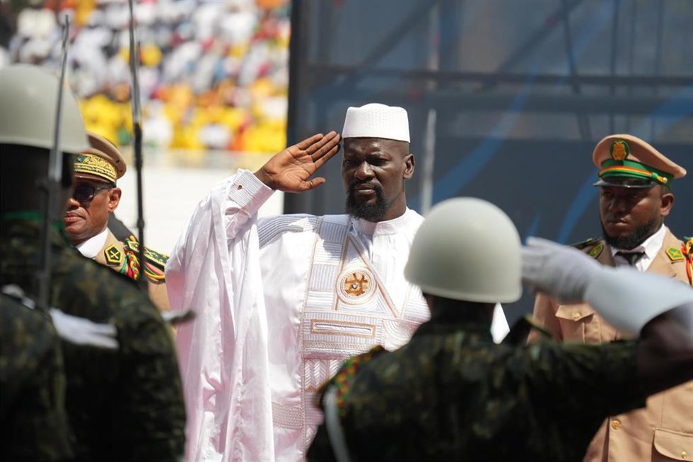 El presidente de Guinea, Mamady Doumbouya, durante su toma de posesión en Conakry tras imponerse en las elecciones del 28 de diciembre de 2025 (archivo)