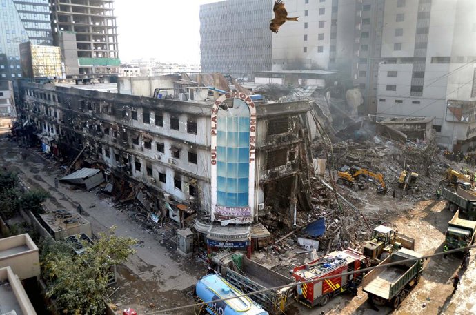 September 24, 2025, Pakistan: KARACHI, PAKISTAN, JAN 21: View of site after fire broken out incident at Gul Plaza .shopping mall building as heavy machines and rescues officials are busy in rescue operation, at .M.A Jinnah road in Karachi on Wednesday, Ja