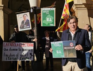 Omás Guitarte, candidato de la formación Teruel Existe,  en la  pegada de carteles.