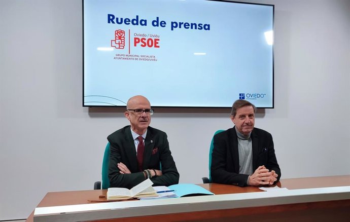El portavoz del PSOE de Oviedo, Carlos Fernández Llaneza, y el concejal Jorge García Monsalve.