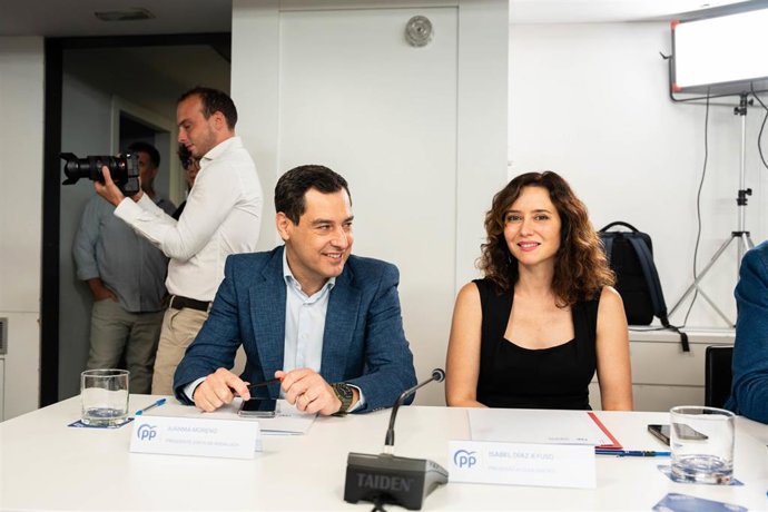 Archivo - El presidente de la Junta de Andalucía, Juanma Moreno, y la presidenta de la Comunidad de Madrid, Isabel Díaz Ayuso, durante la reunión del Comité Ejecutivo Nacional del PP