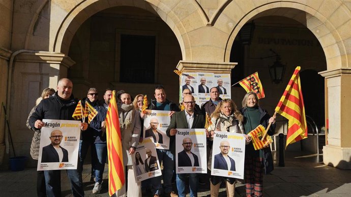 El candidato del PAR a la presidencia del Gobierno de Aragón, Alberto Izquierdo, con otros miembros del PAR en la pegada de carteles de inicio de la campaña electoral del 8F.