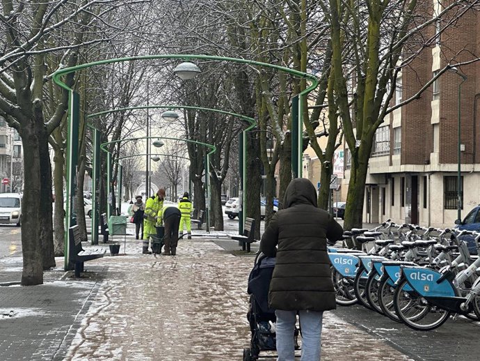 Operarios del Servicio de Limpieza del Ayuntamiento de León esparcen sal y distribuyen sacas  de fundentes en diferentes puntos de la ciudad.