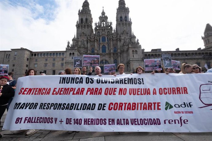 Archivo - Familiares de fallecidos y heridos en el descarrilamiento del Alvia en la curva de A Grandeira llegan hasta la Plaza del Obradoiro tras una marcha de protesta, a 24 de julio de 2023, en A Coruña, Galicia (España). Víctimas del accidente del tren