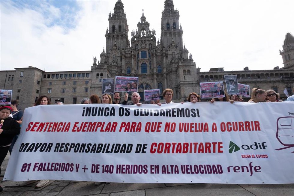 Archivo - Familiares de fallecidos y heridos en el descarrilamiento del Alvia en la curva de A Grandeira llegan hasta la Plaza del Obradoiro tras una marcha de protesta, a 24 de julio de 2023, en A Coruña, Galicia (España). Víctimas del accidente del tr