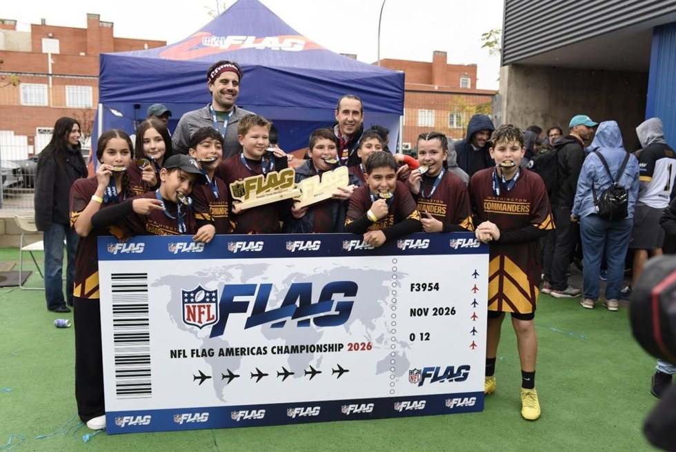 Jugadoras y jugadores del equipo de flag football Sub-13 de la Escola Llibertat Badalona