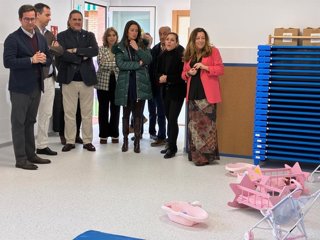 La consejera de Desarrollo Educativo y FP de la Junta de Andalucía, María del Carmen Castillo, durante su visita a las nuevas instalaciones de la Escuela Infantil Las Norias, en El Ejido (Almería).