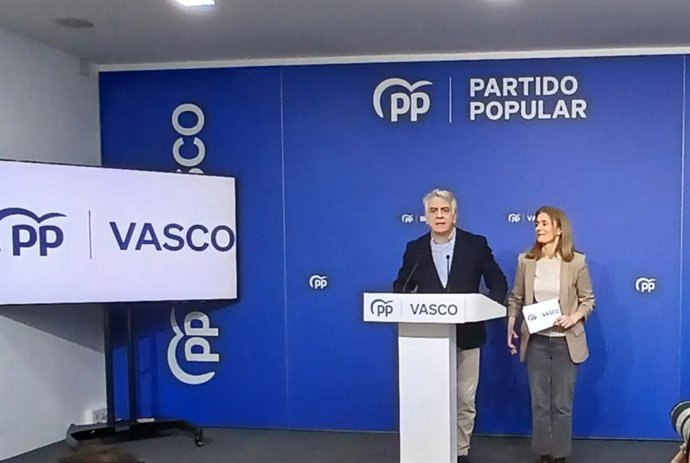 El presidente del PP vasco, Javier de Andrés, y la parlamentaria popular Ana Morales, en rueda de prensa en Bilbao