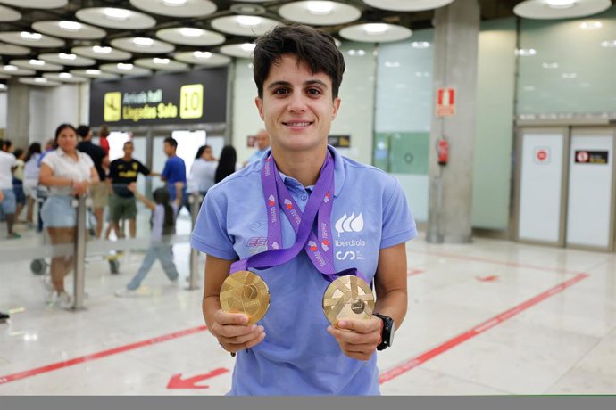 Archivo - Maria Perez poses for a photo during the welcome reception after winning two gold medals at the World Athletics Championships in Tokyo, upon her arrival at Adolfo Suarez Madrid–Barajas Airport on September 21, 2025, in Madrid, Spain.