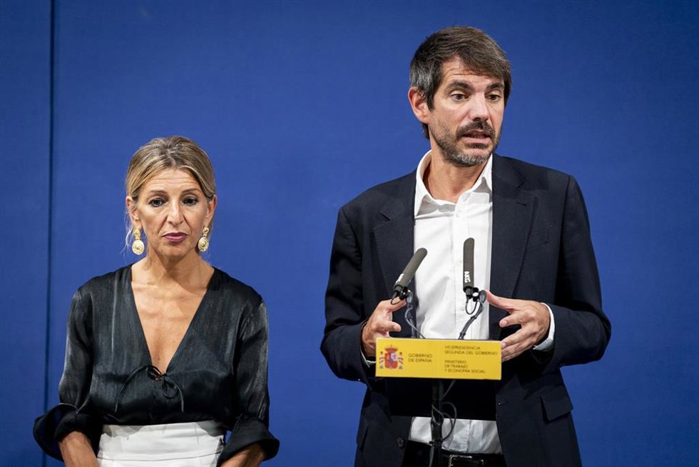 Archivo - La vicepresidenta segunda del Gobierno y ministra de Trabajo y Economía Social, Yolanda Díaz, y el ministro de Cultura, Ernest Urtasun, ofrecen declaraciones a la prensa tras reunirse con organizaciones como Ecologistas en Acción, Amigos de la