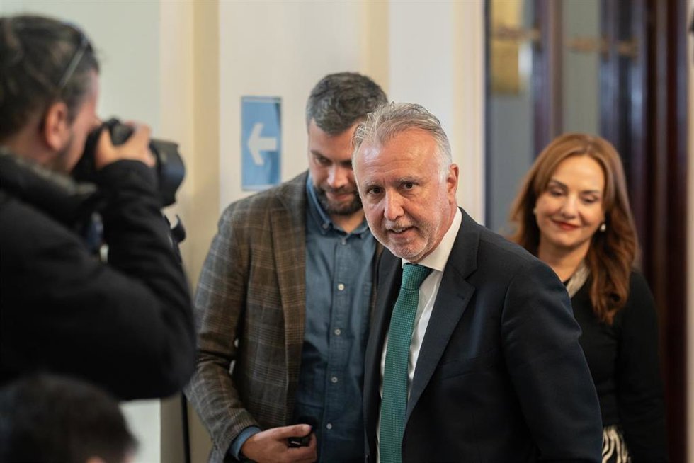 Archivo - El ministro de Política Territorial y Memoria Democrática, Ángel Víctor Torres (1d), tras una rueda de prensa, en el Ministerio de Política Territorial y Memoria Democrática, a 18 de febrero de 2025, en Madrid (España). Durante su comparecenci