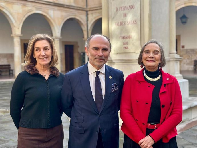 La nueva vicerrectora de Extensión Universitaria y Proyección Cultural de la Universidad de Oviedo , Marta Mateo; el rector, Ignacio Villaverde; y la vicerrectora saliente de este departamento, María Pilar García.