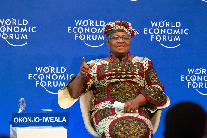 Archivo - Arquivo - HANDOUT - 24 de maio de 2022, Suíça, Davos: Ngozi Okonjo-Iweala, Diretora-Geral da Organização Mundial do Comércio (OMC), participa da sessão “Financiando Economias e Sociedades Resilientes” na Reunião Anual do Fórum Econômico Mundial 