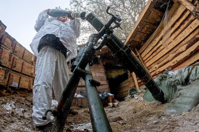 RÚSSIA, REGIÃO DE KHERSON - 17 DE JANEIRO DE 2026: Um militar da brigada motorizada separada do Grupo Dnepr do Exército Russo realiza uma missão de combate envolvendo o uso de um morteiro 2B11 de 120 mm na zona da operação militar especial da Rússia.