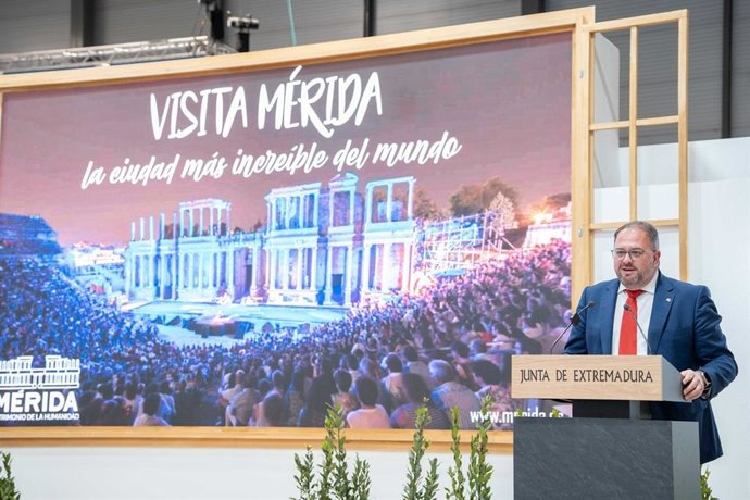 El alcalde de Mérida, Antonio Rodríguez Osuna, en la presentación de la oferta turística de la ciudad en Fitur.