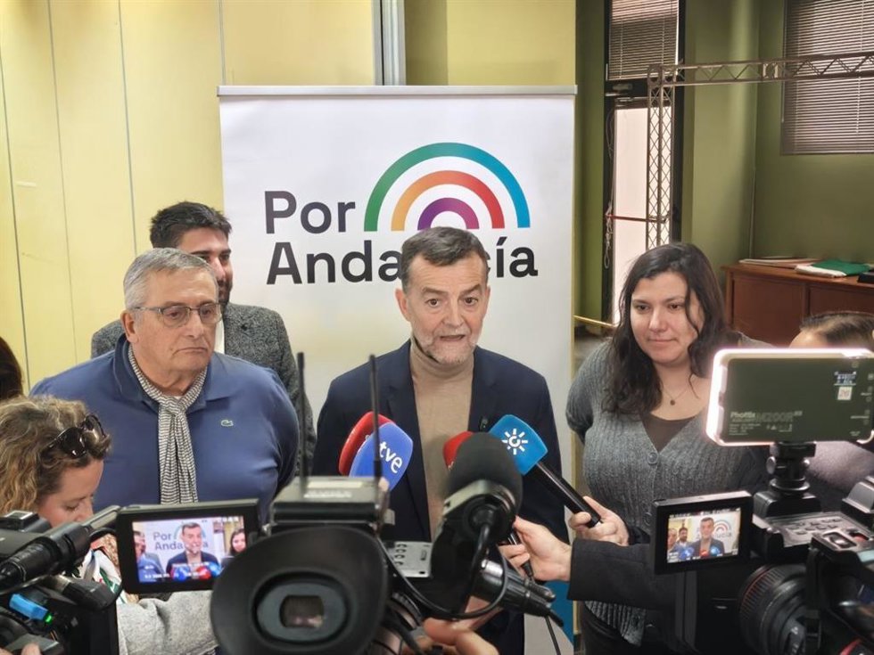 El candidato de Por Andalucía a la Junta y coordinador de IU, Antonio Maíllo, atiende a los medios tras una reunión con asociaciones de madres y padres de alumnos en Sevilla.