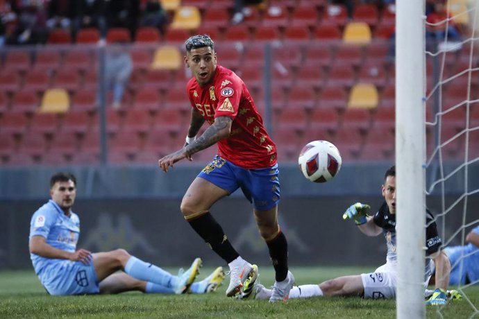 Futbol, Union Espanola vs OHiggins Fecha 27, campeonato Nacional 2023. El jugador de Union Espanola Rodrigo Pineiro, centro, convierte su gol contra OHiggins durante el partido de primera division realizado en el estadio Santa Laura en Santiago,