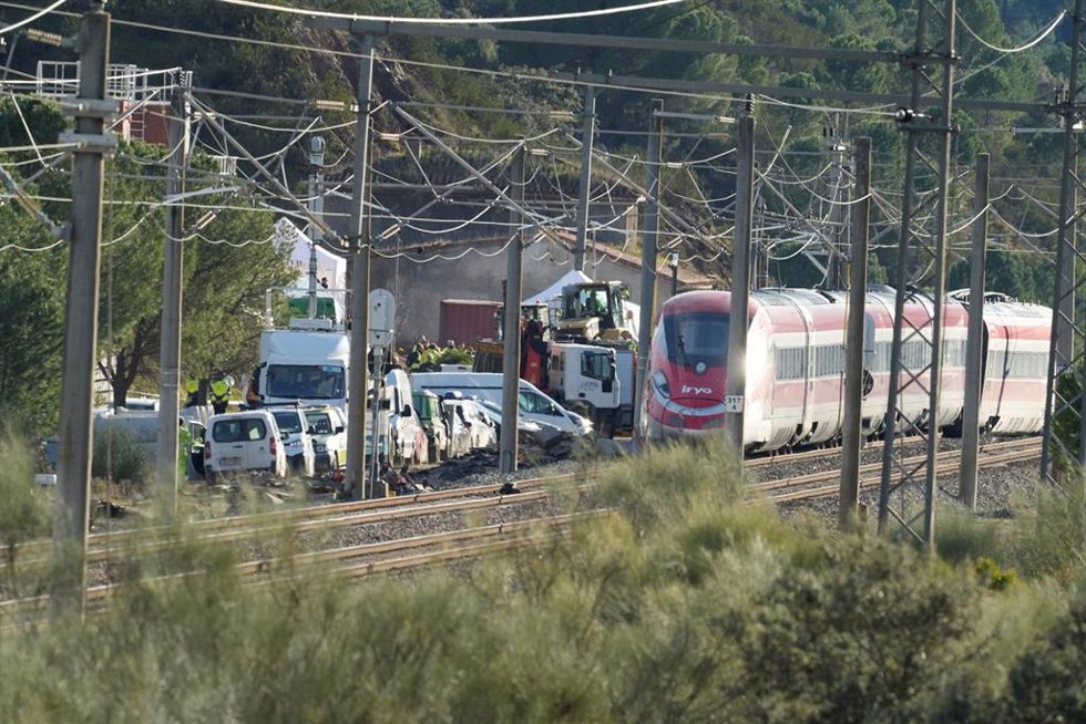 Imagen de la zona del accidente ferroviario con los convoyes de trenes siniestrados. A 19 de enero de 2026, en Adamuz, Córdoba (Andalucía, España). La cifra de fallecidos se ha elevado a 39, según han fuentes del Ministerio de Interior, tras el descarri