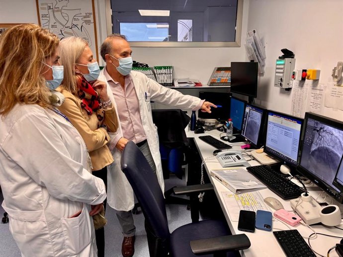 La delegada territorial de Sanidad de la Consejería de Sanidad, Presidencia y Emergencias de la Junta de Andalucía en Cádiz, Eva Pajares, en una visita a la nueva sala de Hemodinámica del Hospital de Puerto Real.