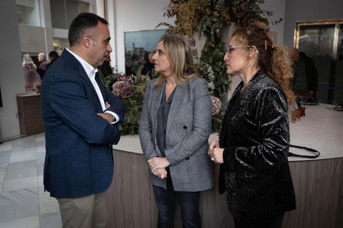 El presidente de la Diputación, Francis Rodríguez, y la alcaldesa de Granada, Marifrán Carazo, informa de una nueva conexión aérea.