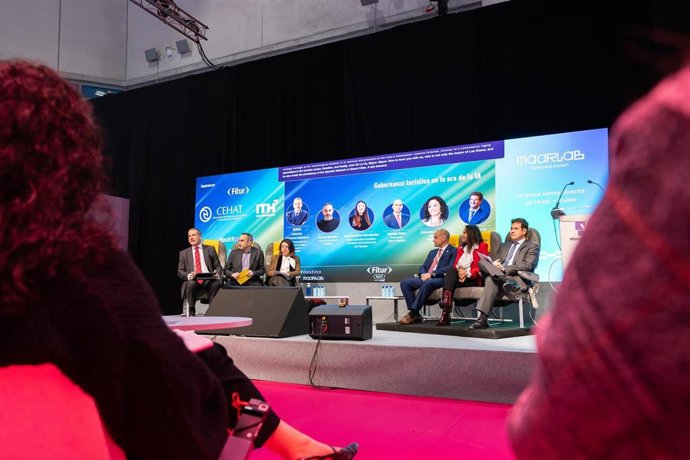 El alcalde de las Rozas, José de la Uz, en una mesa redonda en FITUR.