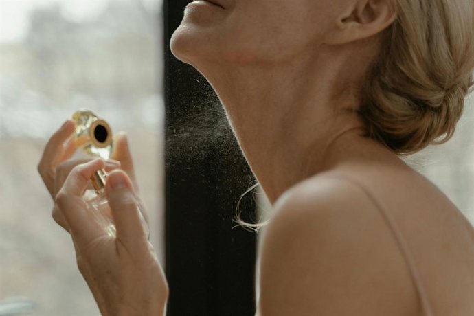 ¿Por Qué No Echarse El Perfume En El Cuello?