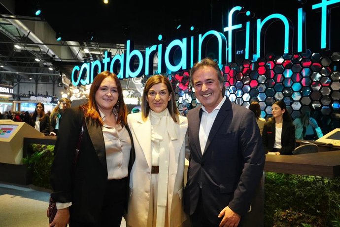 El alcalde de Camargo, Diego Movellán, con la presidenta de Cantabria, María José Sáenz de Buruaga, en Fitur