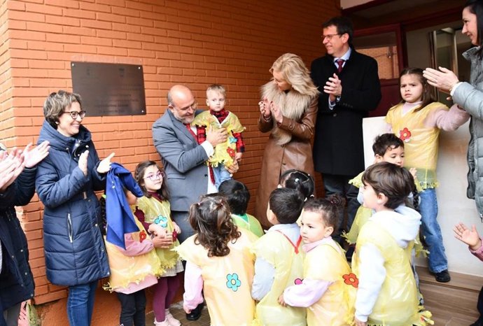 El vicepresidente primero del Gobierno de Castilla-La Mancha, José Luis Martínez Guijarro, ha inaugurado la Escuela Infantil 'Sueños Gigantes' de San Lorenzo de la Parrilla