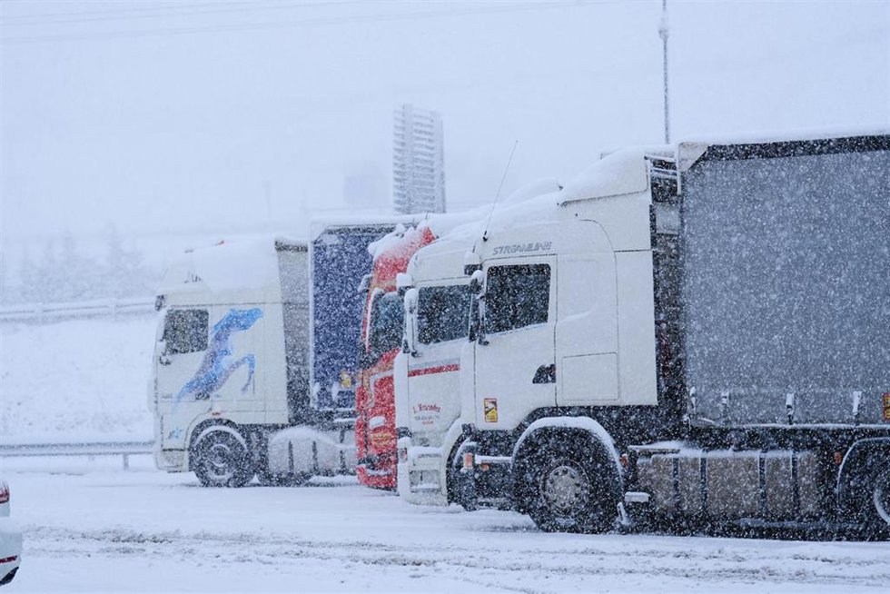 Archivo - Varios camiones parados por la nieve 