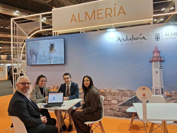 Representantes de la Diputación Provincial y del Ayuntamiento de Almería mantienen una reunión de trabajo en el estand de 'Costa de Almería' durante la Feria Internacional de Turismo (Fitur) 2026.