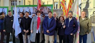 La candidata de CHA por el Alto Aragón, Verónica Villagrasa, en la pegada de carteles en Huesca.