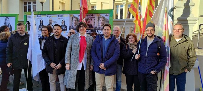 La candidata de CHA por el Alto Aragón, Verónica Villagrasa, en la pegada de carteles en Huesca.