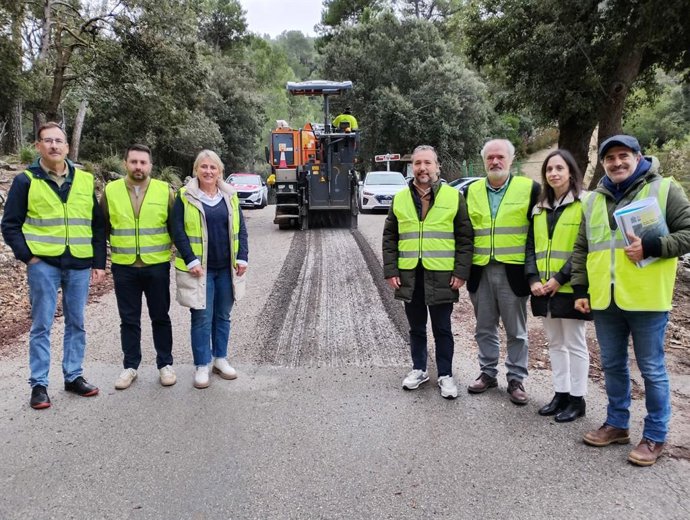 El conseller de Territorio, Movilidad e Infraestructuras del Consell de Mallorca, Fernando Rubio, la alcaldesa de Bunyola, Maria Antònia Serralta, y el alcalde de Alaró, Llorenç Perelló, en el inicio de las obras de la carretera Bunyola-Orient-Alaró.