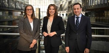 María Malaxechevarría (i), directora general de Fundación Endesa, la alcaldesa de Ronda, Mari Paz Fernández (c); y Santiago Domínguez Rubira (d), director de Generación Hidroeléctrica de Endesa.