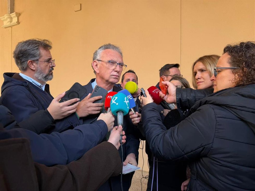El delegado del Gobierno en Extremadura, José Luis Quintana, ofrece declaraciones a los medios de comunicación en Badajoz.