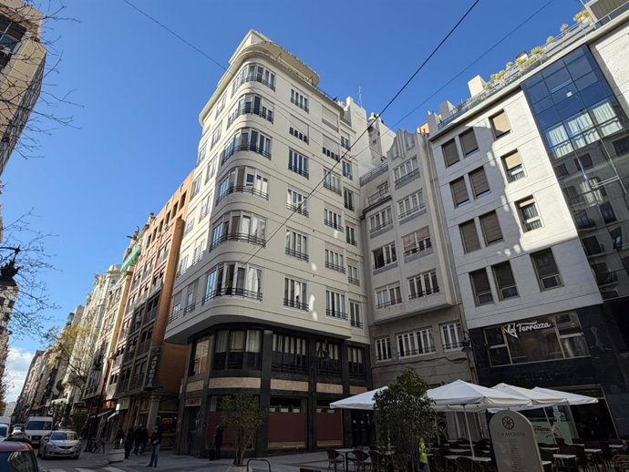 Imagen del edificio situado en el número 34 de la calle San Vicente de València, conocido como 'Edificio Roca' y sede de un establecimiento hotelero que ha cerrado.