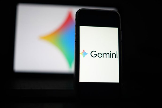Archivo - November 23, 2025, Guangzhou, Guangzhou, China, China: In this photo illustration, the Google Gemini logo is seen displayed on a smartphone screen. in Guangzhou city, China on November 23, 2025