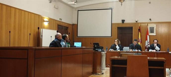 El abogado defensor, en primer plano, y detrás el acusado, durante el juicio de agresión sexual celebrado este viernes en la Audiencia de Valladolid