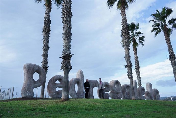 La playa de Pedregalejo de Málaga cuenta con letras escultóricas gigantes con su nombre.