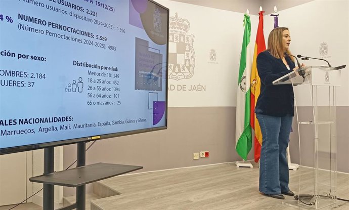 La concejala Ángeles Díaz durante la rueda de prensa de balance del albergue de temporeros